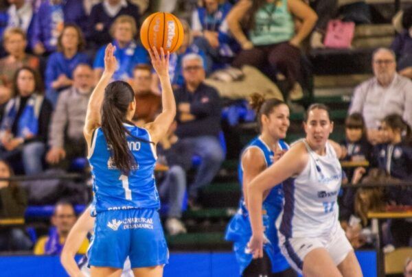 Jugadora del Club Baloncesto Perfumerías Avenida lanzando el balón en un partido