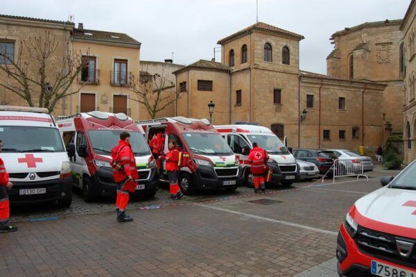 Equipo de emergencias preparando ambulancias para el Carnaval del Toro