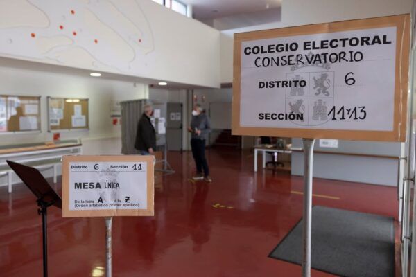 Interior de un colegio electoral en Castilla y León durante las elecciones