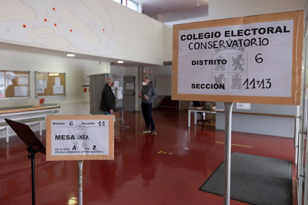 Interior de un colegio electoral en Castilla y León durante las elecciones