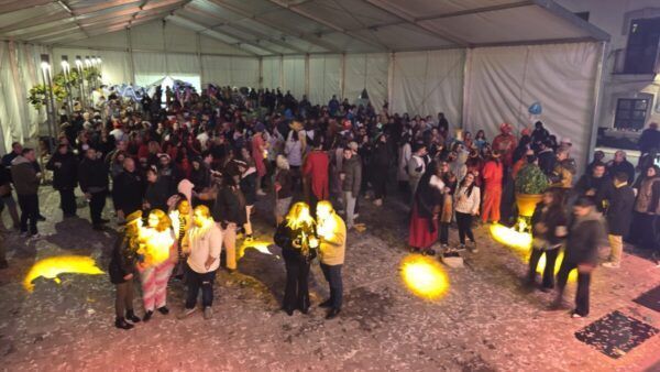 Multitud de personas disfrutando en el Concurso de Carnaval de Guijuelo 2026