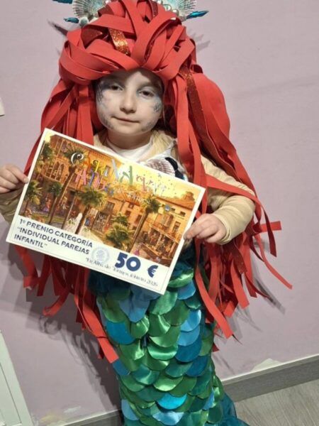 Niña disfrazada de sirena con premio en concurso de disfraces