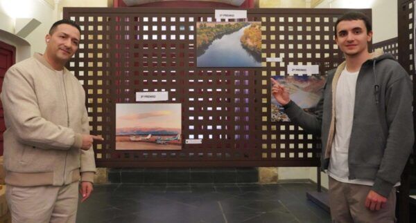 Estudiantes en la entrega de premios del concurso de fotografía científica en la UPSA