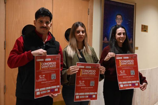 Tres personas sosteniendo carteles del Congreso Sanitario en Ciudad Rodrigo