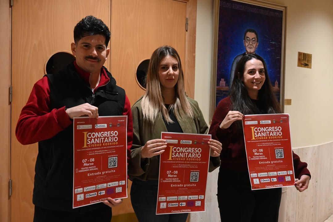 Tres personas sosteniendo carteles del Congreso Sanitario en Ciudad Rodrigo