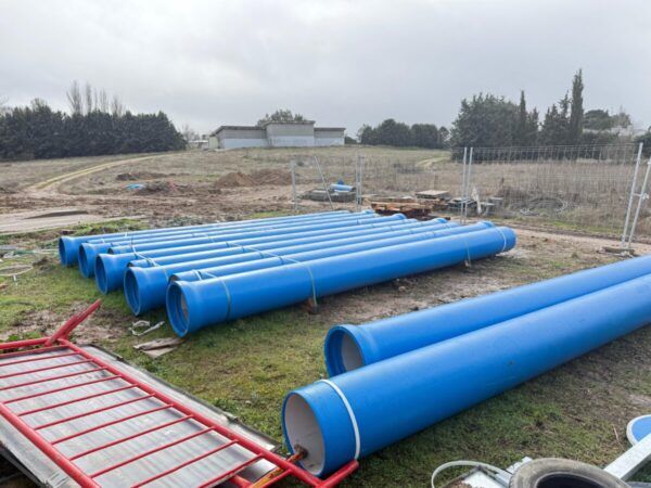 Tuberías azules para la conexión de suministro de agua en Salamanca