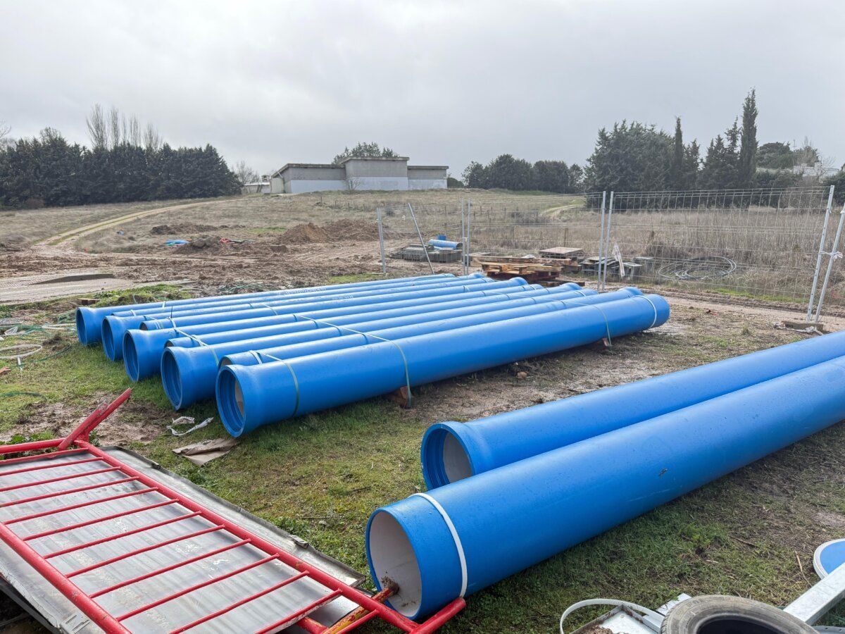 Tuberías azules para la conexión de suministro de agua en Salamanca
