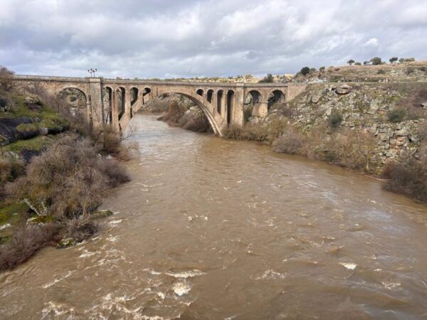Vista del río Tormes con caudal elevado y puente en Salamanca
