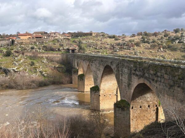 Vista del río Tormes crecido junto a un puente en Salamanca