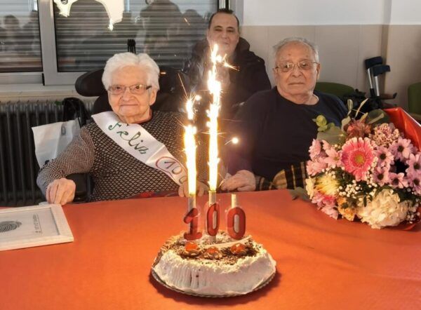 Francisca Romo celebrando su 100 cumpleaños con amigos y familia