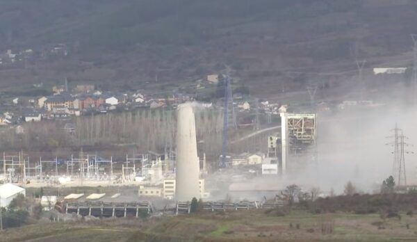 Demolición de las chimeneas de la central térmica de Compostilla en León