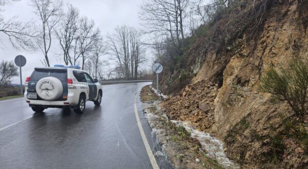 Desprendimiento de tierra en la carretera Candelario-Béjar con agua fluyendo.