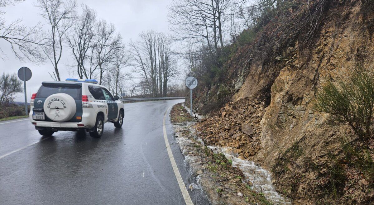 Desprendimiento de tierra en la carretera Candelario-Béjar con agua fluyendo.