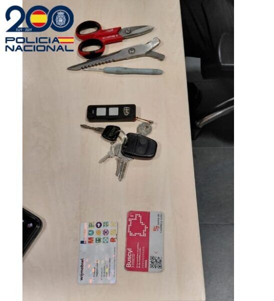 Objetos recuperados tras la detención de un varón por la policía