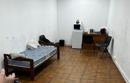 Habitación insalubre utilizada como alojamiento para víctimas de explotación laboral.