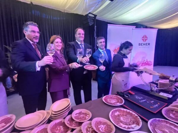 Diputados levantando copas en la feria de tradiciones en Pinhel