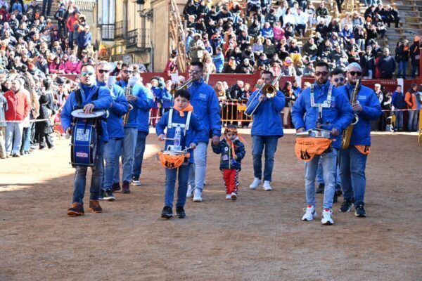 Grupo de músicos en el desfile del Carnaval del Toro con disfraces coloridos