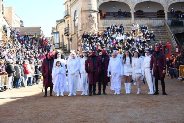 Grupo de personas disfrazadas en el Carnaval del Toro 2026