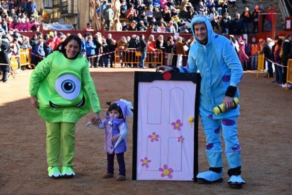 Familia disfrazada en el Carnaval del Toro con un ambiente festivo