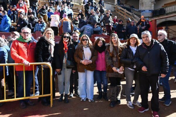 Grupo de personas disfrutando del Carnaval del Toro en 2026