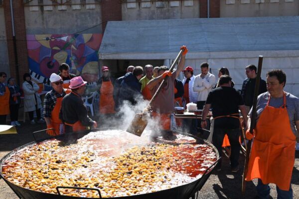 Voluntarios cocinando guiso de toro en el Domingo de Piñata