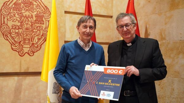 Entrega de donación de 800 euros a Cáritas Salamanca por la San Silvestre Universitaria
