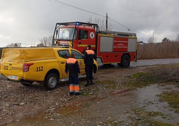 Efectivos de Protección Civil en Carbajosa de la Sagrada con vehículos de emergencia