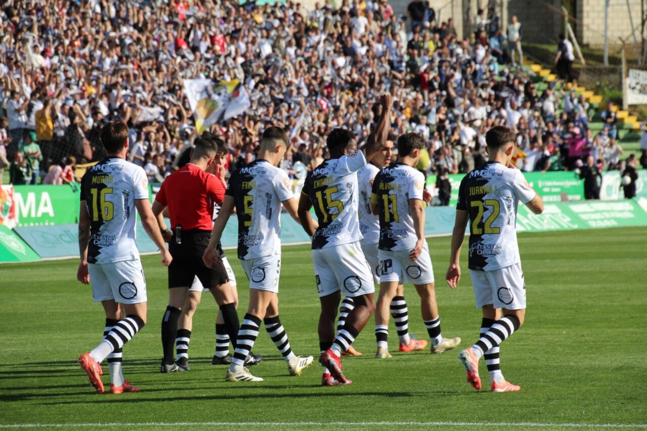 Jugadores de Unionistas celebrando un gol en un partido emocionante