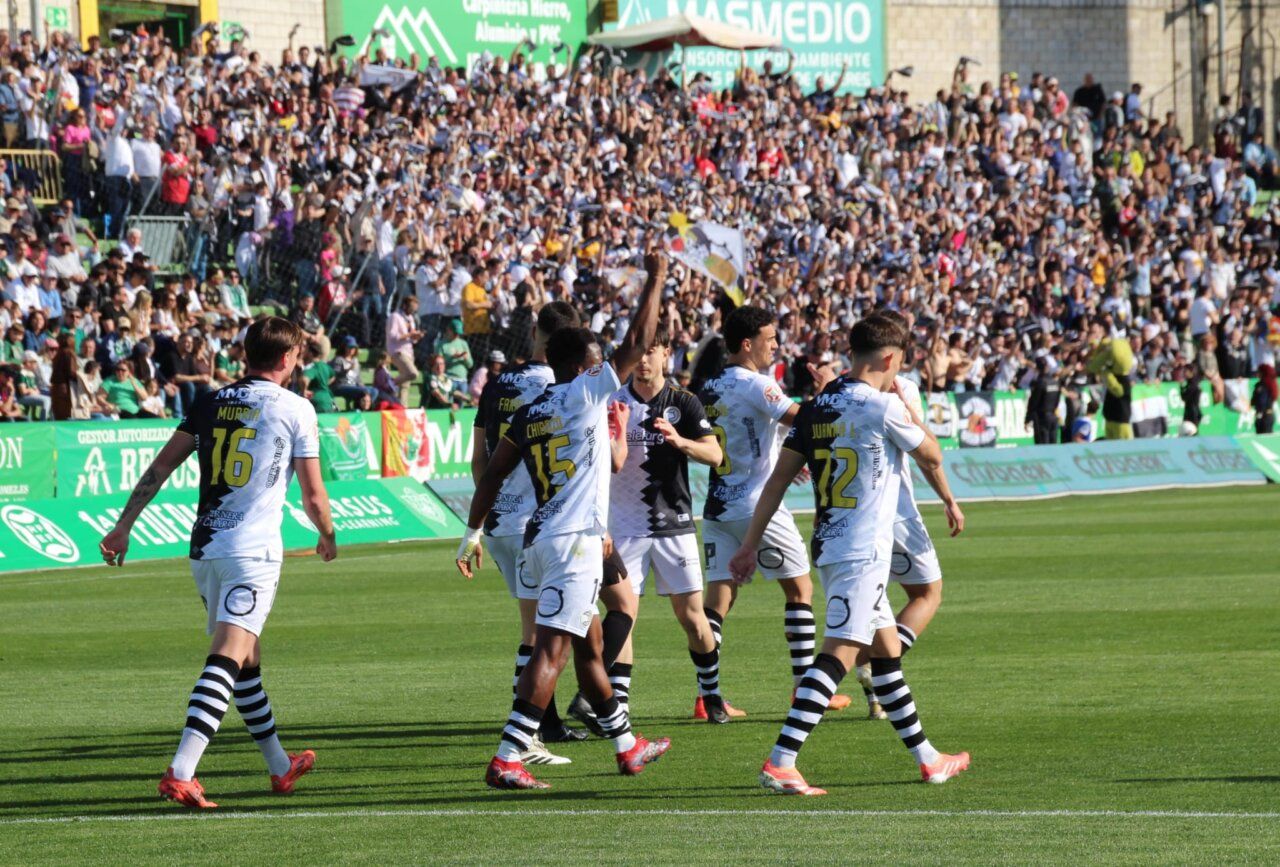 Jugadores de Unionistas celebrando un gol en un partido emocionante