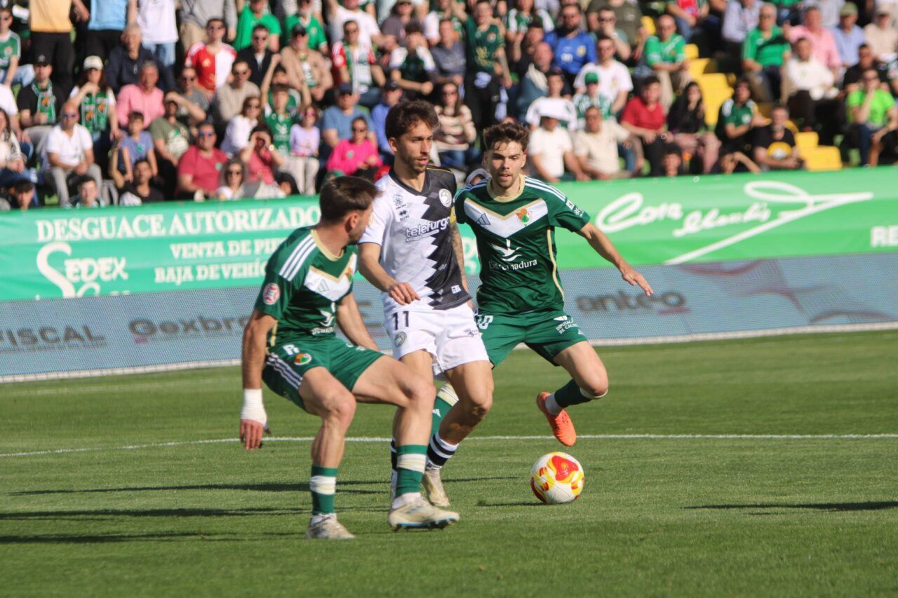 Jugadores de Unionistas y Cacereño en un partido de fútbol