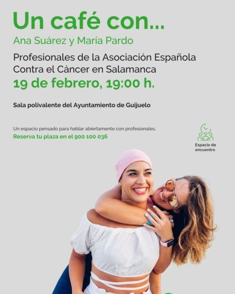 Dos mujeres sonriendo en un evento sobre el cáncer en Guijuelo