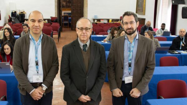 Tres expertos en sostenibilidad agroalimentaria durante un encuentro en la USAL