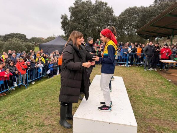La alcaldesa entrega un premio a una joven deportista en Zarapicos.