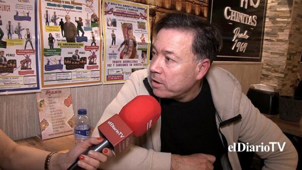 Víctor Samarkanda durante una entrevista en un restaurante