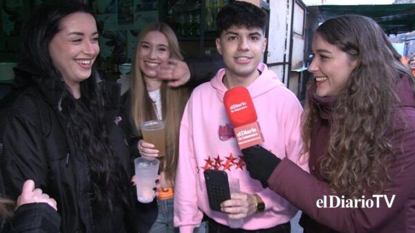Grupo de jóvenes sonriendo durante entrevistas en Carnaval del Toro