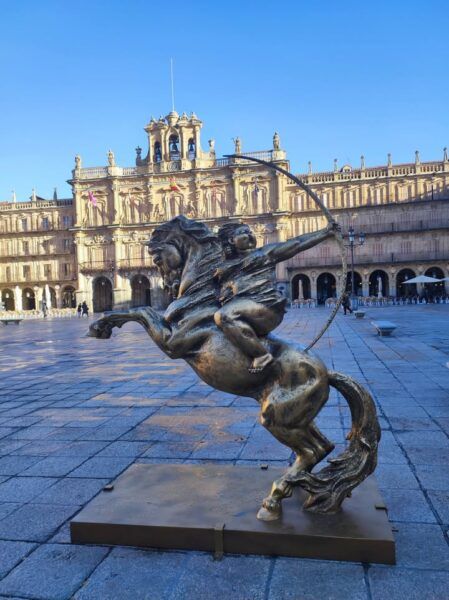 Escultura de Xu Hong Fei en la Plaza Mayor de Salamanca durante el Año Nuevo Chino.