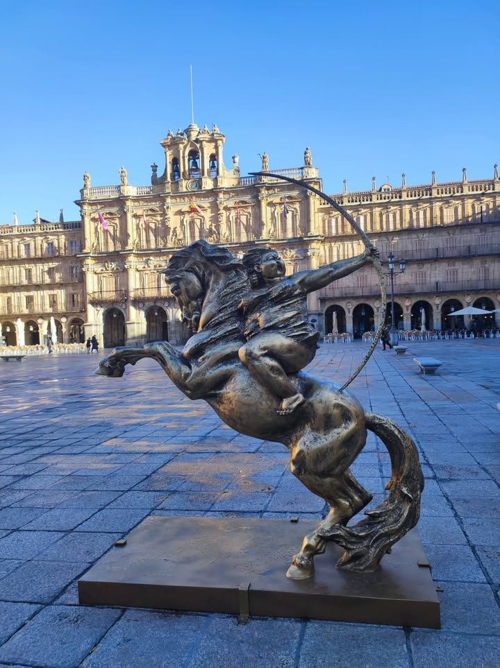 Escultura de Xu Hong Fei en la Plaza Mayor de Salamanca durante el Año Nuevo Chino.