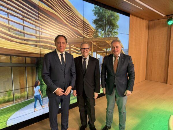 Presentación del Espacio Abierto de la AECC en Salamanca con autoridades locales
