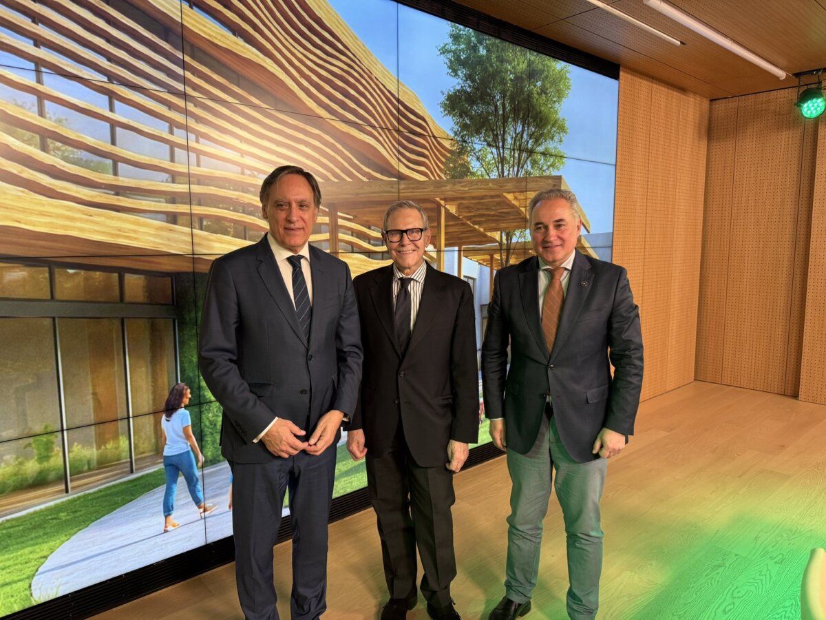 Presentación del Espacio Abierto de la AECC en Salamanca con autoridades locales