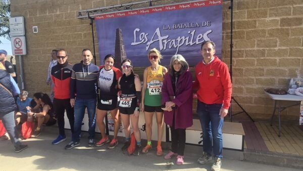 Participantes de la carrera popular La Batalla de Arapiles posando juntos.
