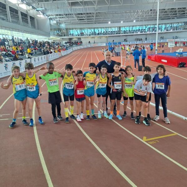 Grupo de jóvenes atletas en la final de atletismo en Salamanca