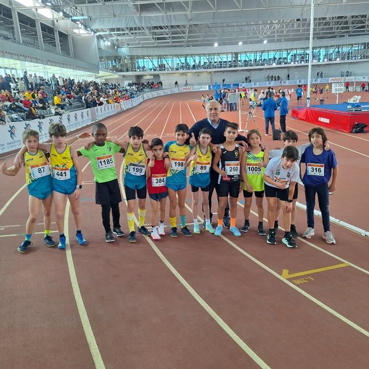 Grupo de jóvenes atletas en la final de atletismo en Salamanca