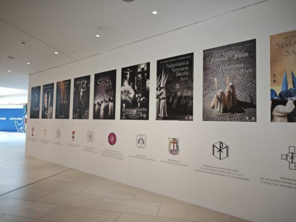 Carteles de la Semana Santa en el Centro Comercial El Tormes