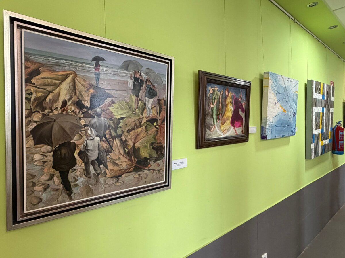 Obras de arte en la exposición Lienzos de Luz y Sombra en Villamayor