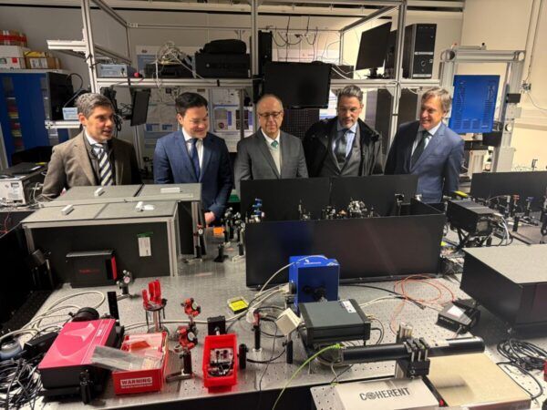 Visita al Centro de Láseres Pulsados en Salamanca con varios asistentes
