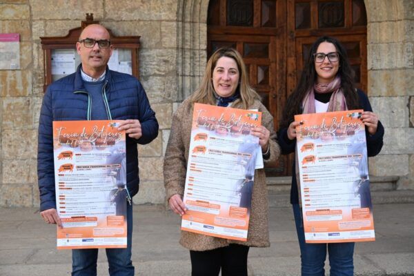 Presentación de la Feria de Botijeros en Ciudad Rodrigo con carteles informativos