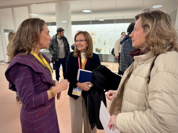 Tres mujeres conversando en la Feria de Especialidades de Salamanca