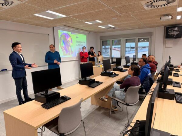 Estudiantes en clase de inteligencia artificial en Salamanca