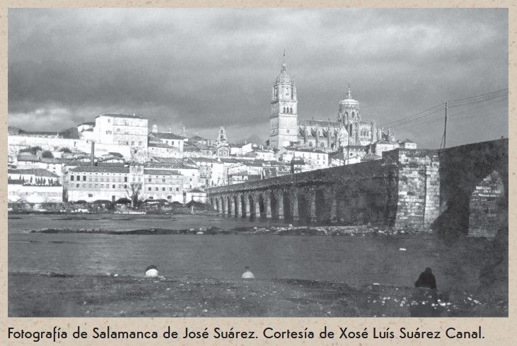 Vista histórica de Salamanca con la catedral y el puente.