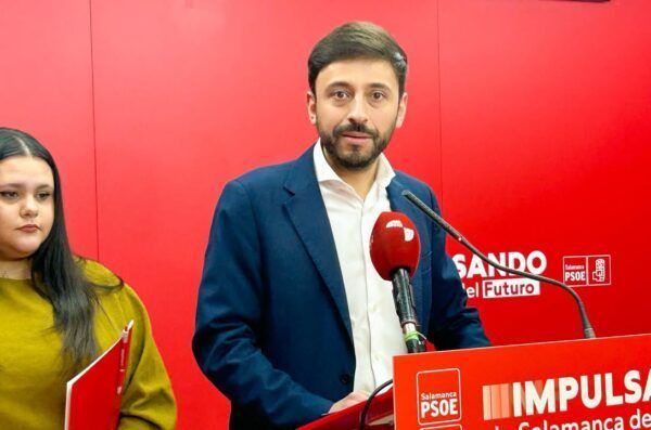 Fran Díaz hablando en una rueda de prensa sobre oportunidades para jóvenes